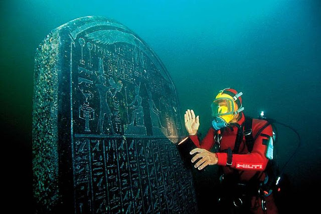 Franck Goddio with the intact and inscribed Heracleion stele 1.90 m. It was commissioned by Nectanebo I 378-362 BC and is almost identical to the Naukratis Stele in the Egyptian Museum in Cairo. The place where it was to be situated is clearly named: Thonis-Heracleion.
