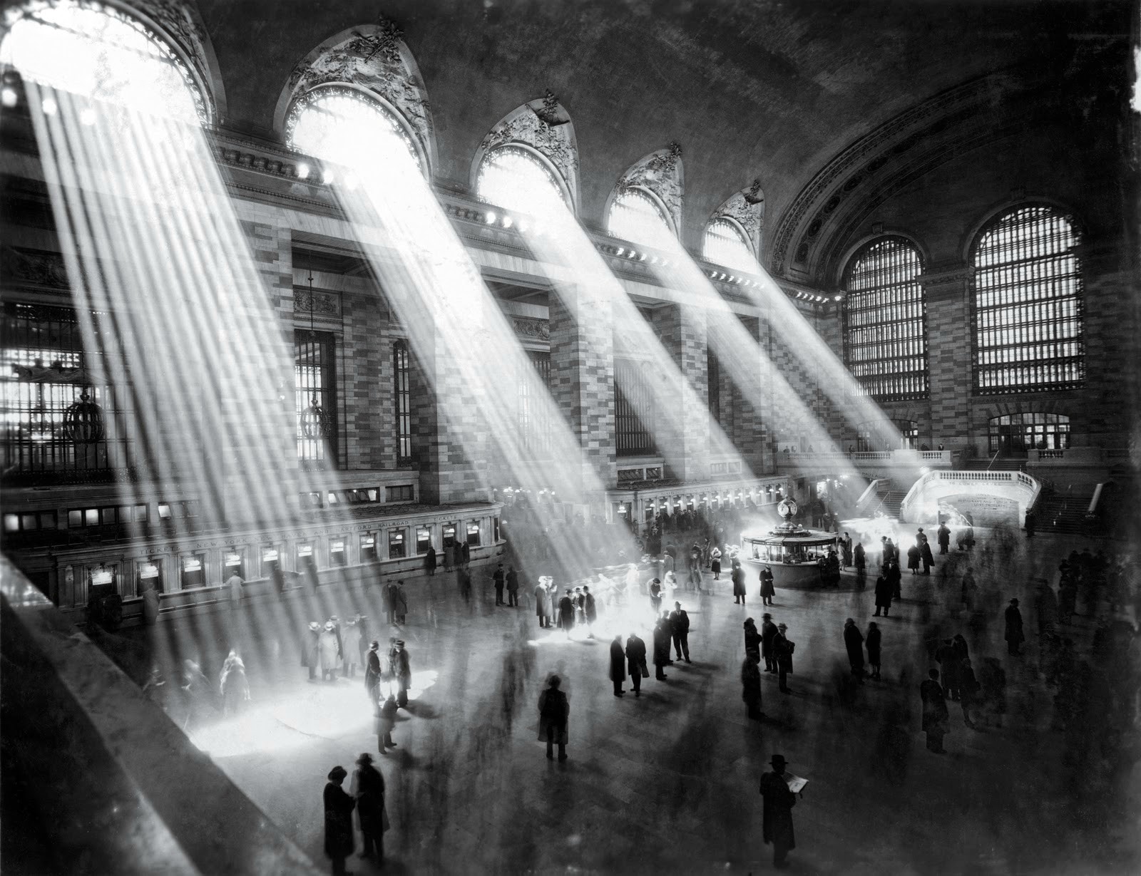 NYC Grand Central Station, 1929. The sun cant shine through like that now because of taller buildings