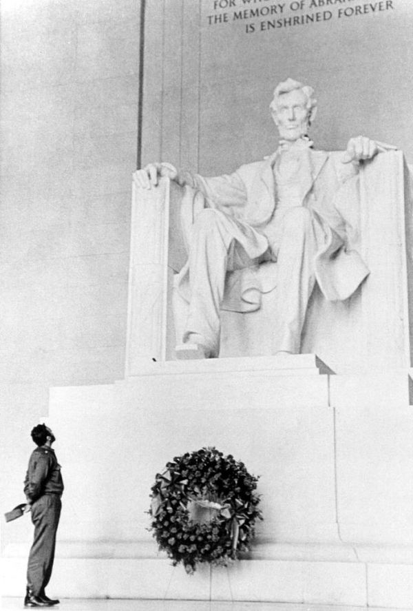 Fidel Castro laying a wreath at the Lincoln Memorial in Washington, 1959