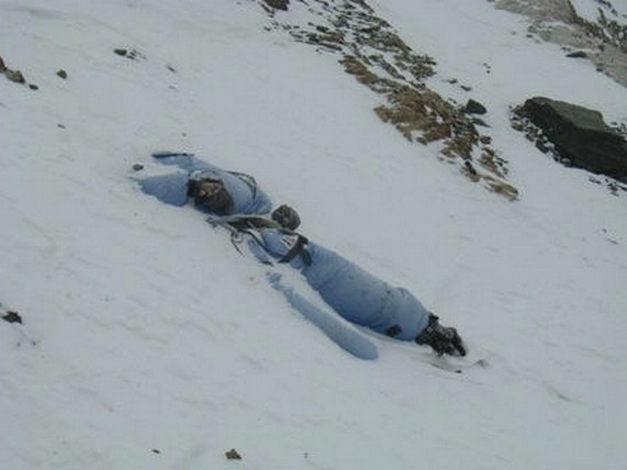Some die from falls leaving their bodies in a location where they can be seen but not recovered. Bodies that are located on small ledges are often rolled off to hide them from view of other climbers only to be buried by falling snow.