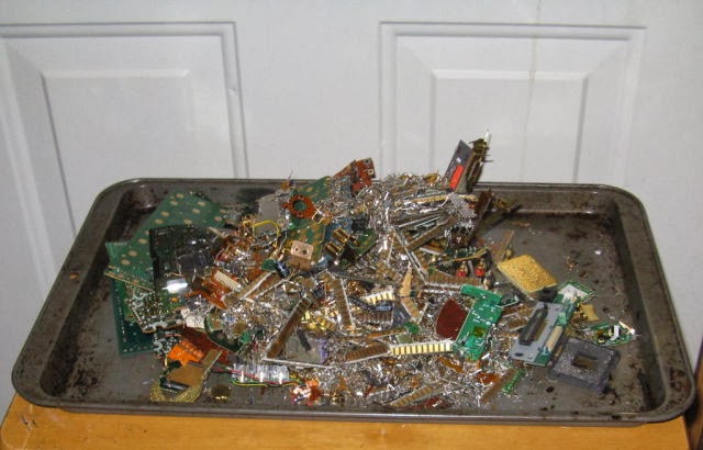 Collect any gold-containing metal scraps to which you have access, including jewelry, computer processors, old telephone wiring or gold tooth crowns. Keep in mind that outdated electronics are likelier to produce parts with a high enough level of gold to make the procedure worthwhile.