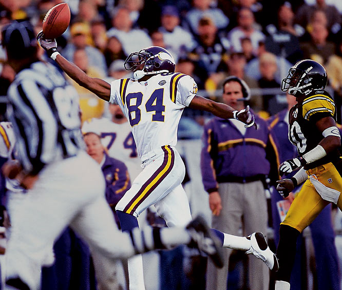 Vikings wide receiver Randy Moss makes a fingertip catch for a 62-yard completion during the fourth quarter of a 21-16 Minnesota loss to Pittsburgh.