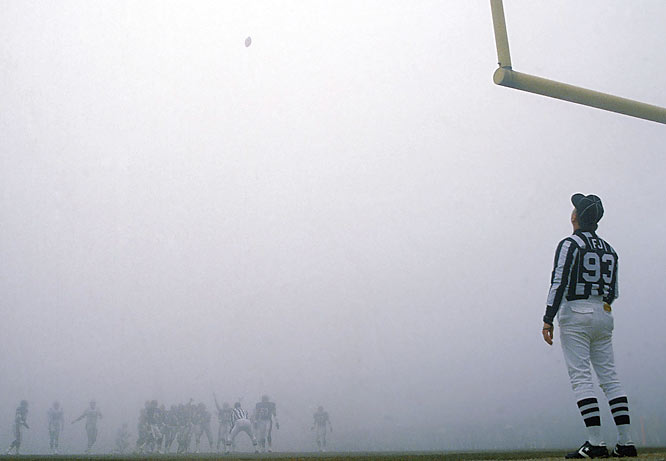 Referee Jack Vaughn tries to follow a field goal attempt from Eagles placekicker Luis Zendejas during the Fog Bowl, a 1988 NFC pisional playoff game between the Eagles and the Bears in Chicago, Ill. A heavy sheet of fog rolled over Soldier Field during the second quarter, cutting visibility to around 10-20 yards for the remainder of the game.