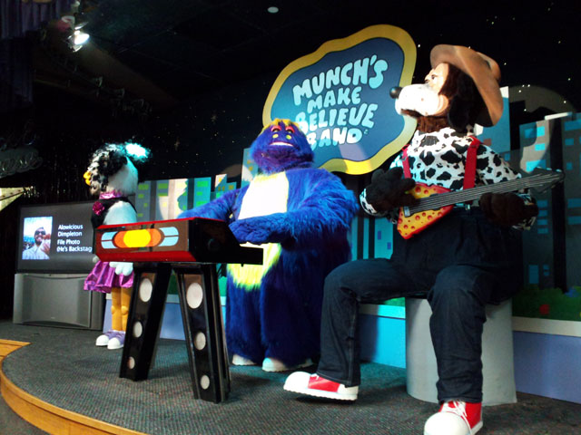 stage munch chuck e cheese - Lieve And Dimpleton fe Photo O Rackstad