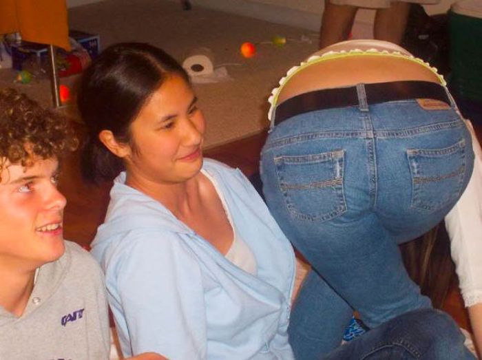 41 Hilarious Pics of People Getting Caught Looking