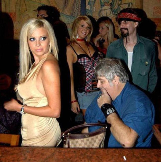 41 Hilarious Pics of People Getting Caught Looking