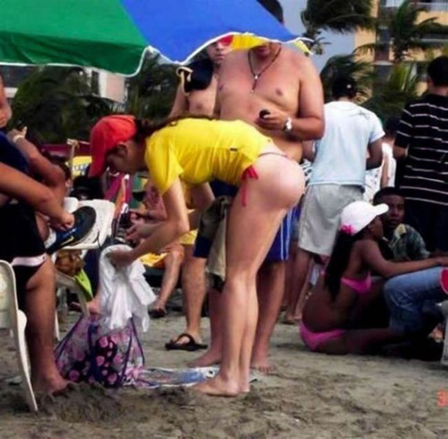 41 Hilarious Pics of People Getting Caught Looking