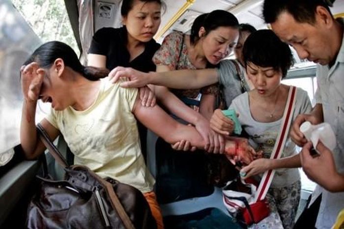 A bus of caring people save a woman who tried to commit suicide in China