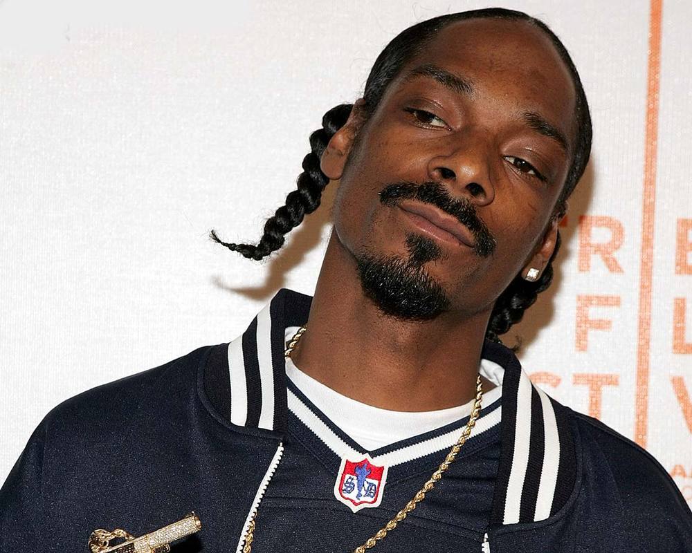 Rapper Snoop Dogg and his bodyguard were charged with the murder of a rival gang member. Snoop Dogg was defended by Johnny Cochran and was acquitted after years of court battles.