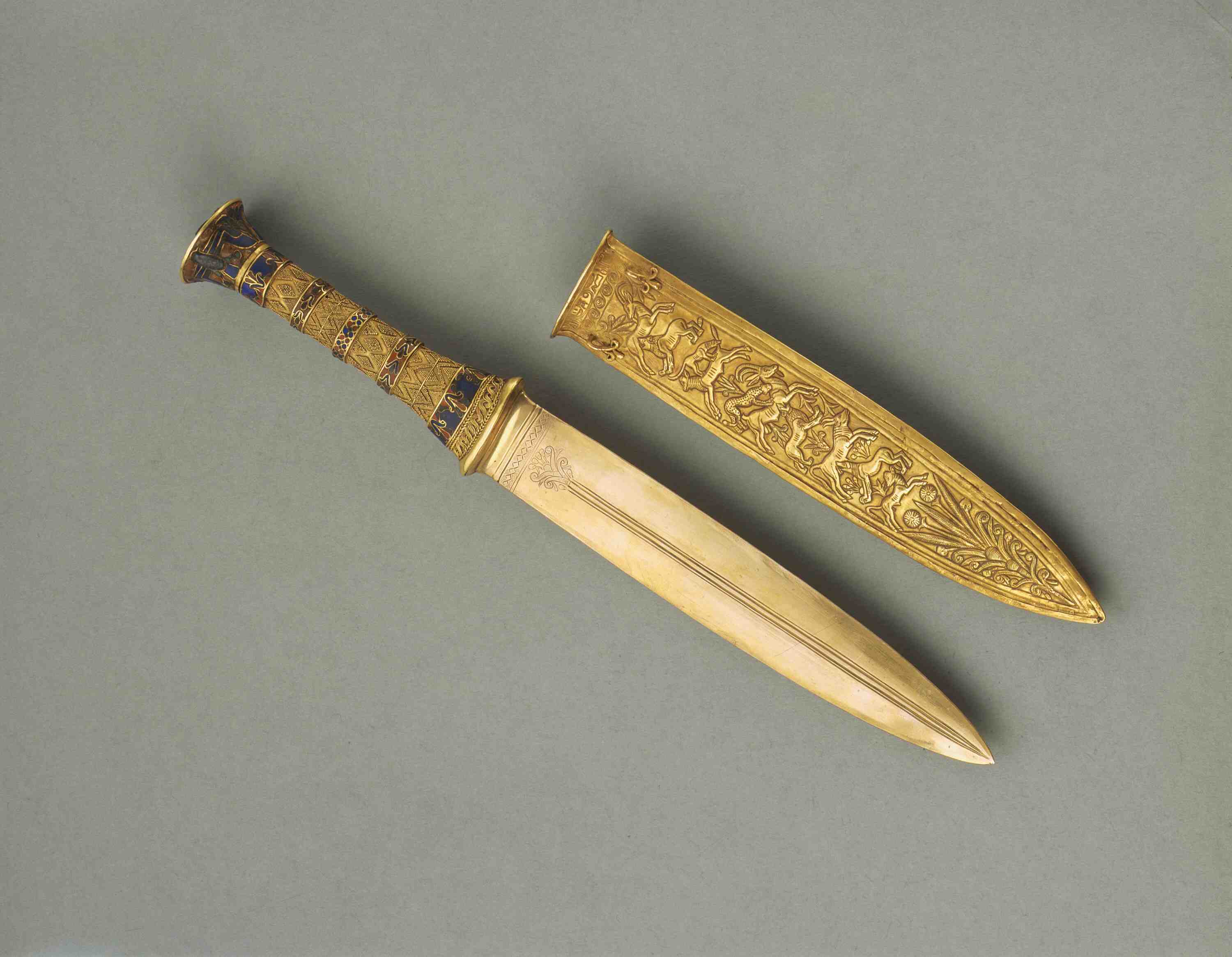Tutenkhamuns gold dagger and sheath. 3300 years old