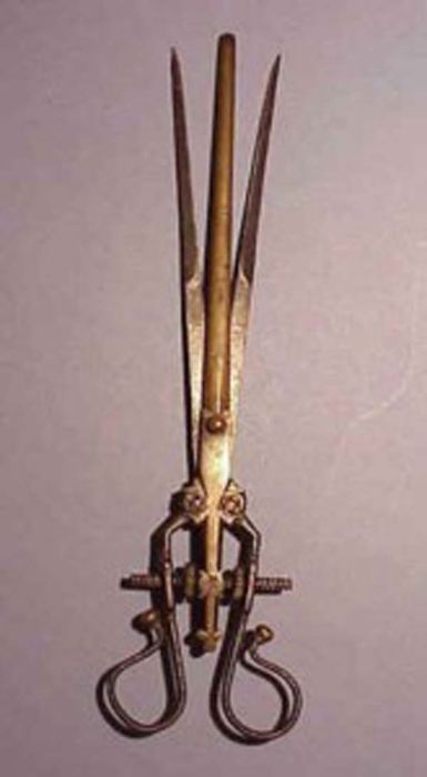 Arrow Remover 1500s: It is thought that this strange-looking tool was inserted into a wound in a contracted position. Then, the central shaft was used to grab an arrow. The blades were then expanded so that the arrow head wouldnt rip out the flesh on its way out.