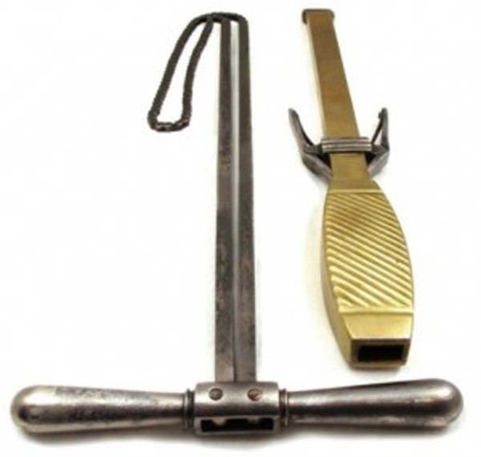 Share07  Surgical Tools You Want To Stay Away From 20 picsEcraseur 1870s: This tool was used to remove hemorrhoids, uterine tumors or ovarian tumors by severing them. The chain was looped over the mass and tightened using the ratchet, stopping the circulation of blood to the area