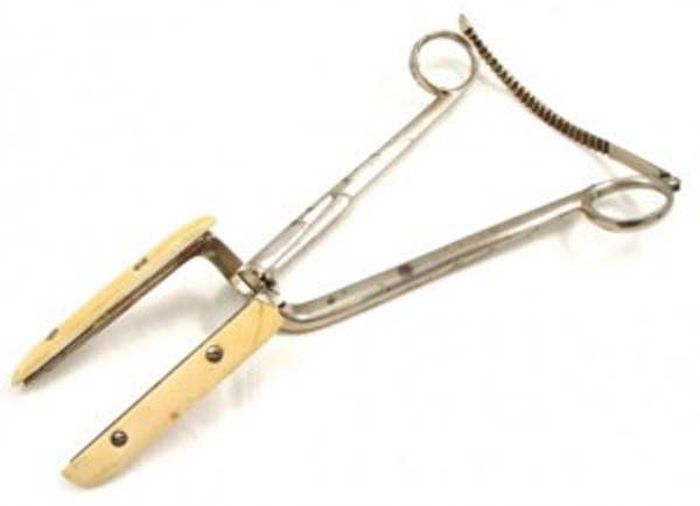 Hemorrhoid Forceps 1800s: To remove a hemorrhoid, these forceps were used to grasp it and apply pressure to stop the blood supply. As a result, the hemorrhoid would usually fall off.