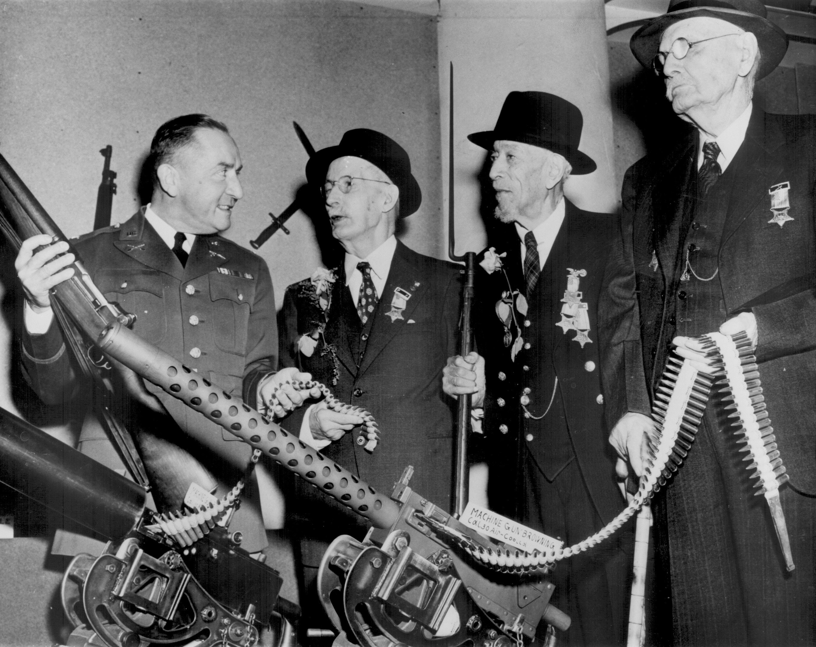 American Civil War veterans being shown modern machine guns and rifles on Veterans Day at the Minnesota State Fair, Saint Paul, Minnesota, c. 19408242s.