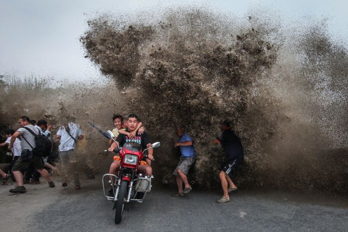 A high wave hits the bank of Qiantang River in Chinas Hangzhou, Zhejiang, province on Aug. 13.