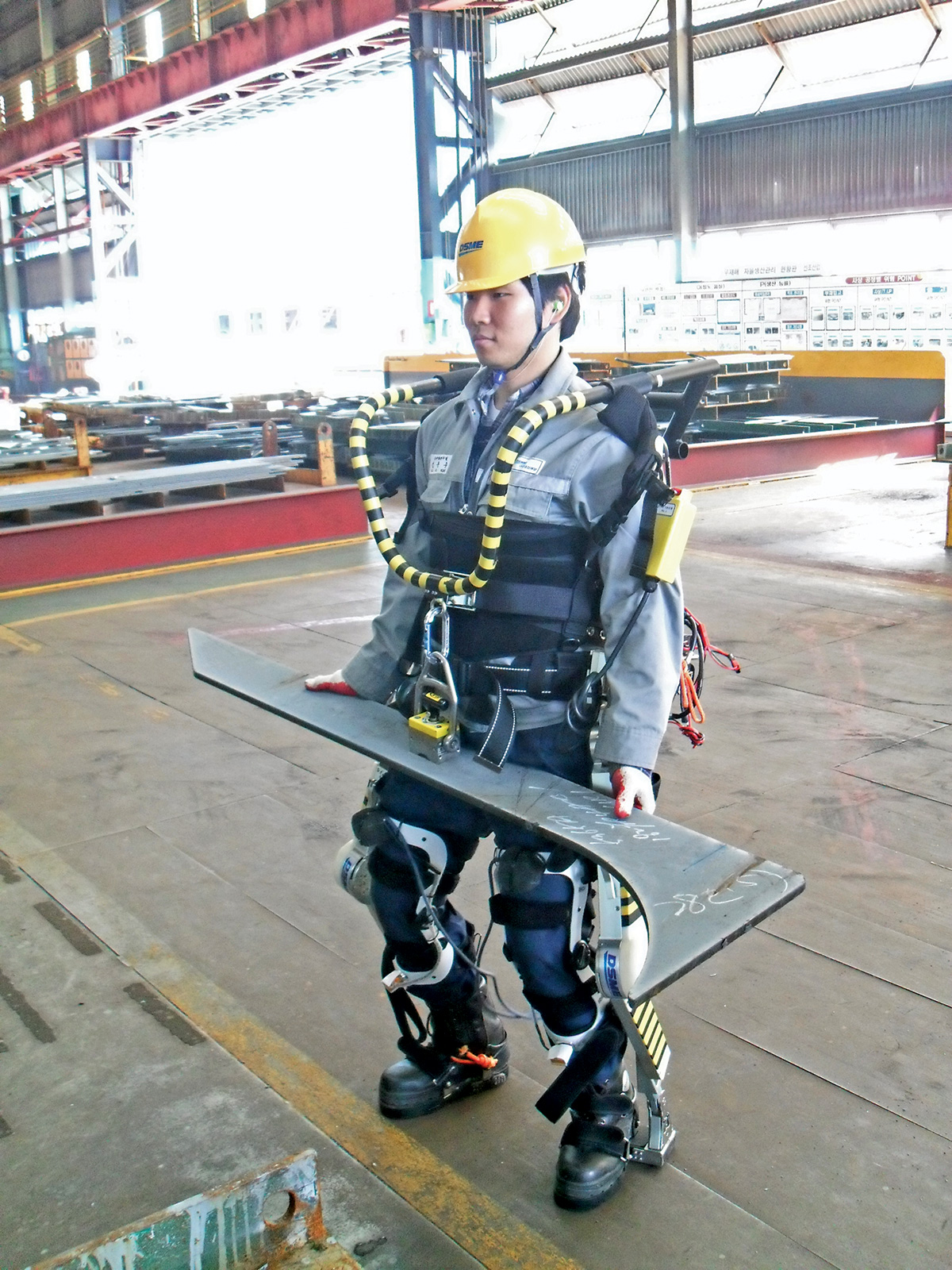 The exoskeleton fits anyone between 160 and 185 centimetres tall. Workers do not feel the weight of its 28-kilogram frame of carbon, aluminium alloy and steel, as the suit supports itself and is engineered to follow the wearer’s movements. With a 3-hour battery life, the exoskeleton allows users to walk at a normal pace and, in its prototype form, it can lift objects with a mass of up to 30 kilograms.