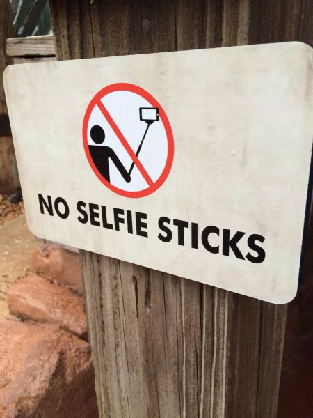 signage - No Selfie Sticks