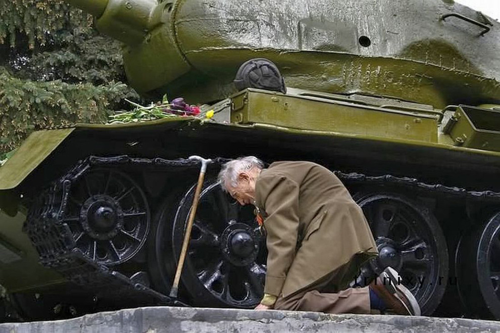 An old WW2 Russian tank veteran finally found the old tank in which he passed through the entire war – standing in a small Russian town as a monument