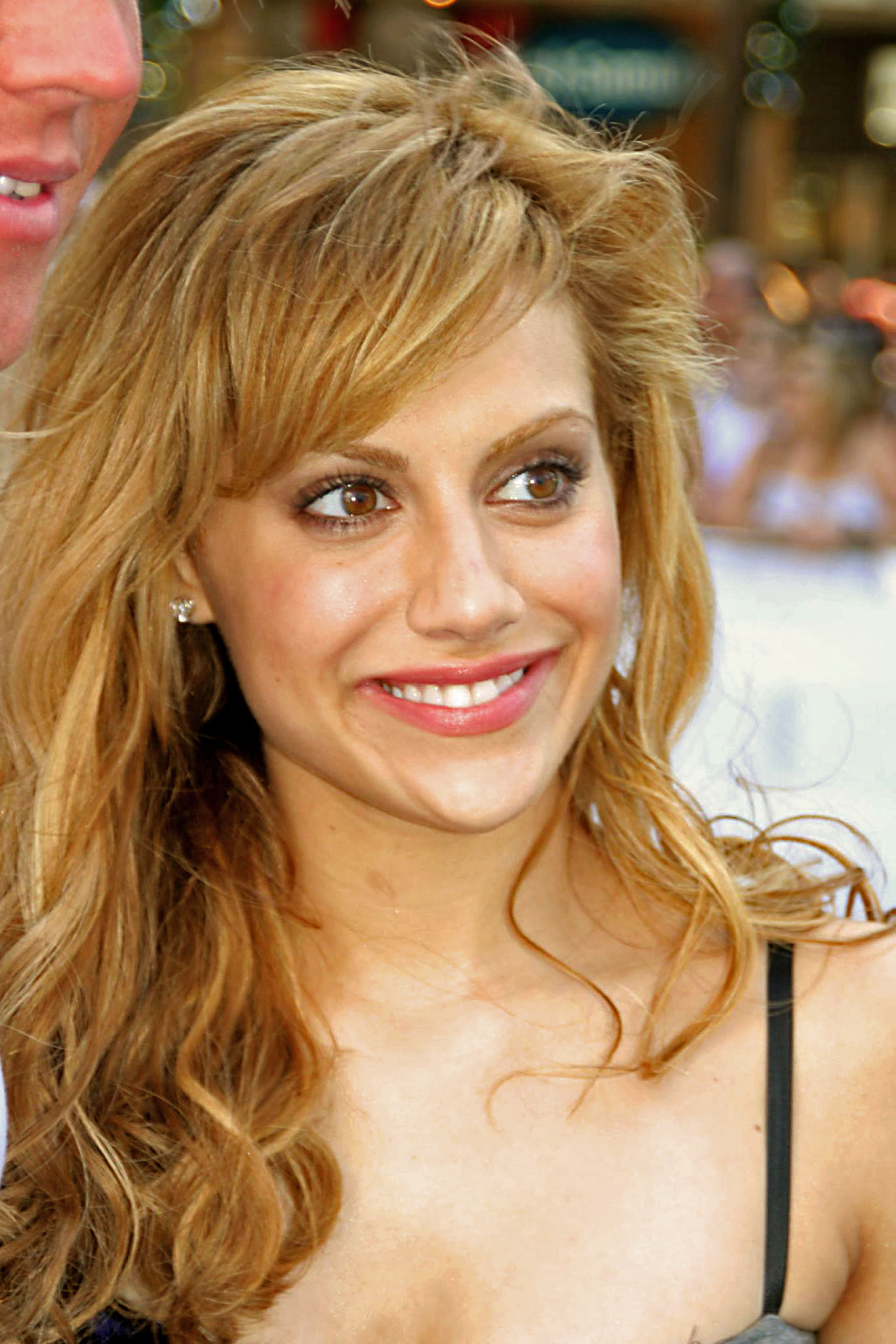 Brittany Murphy Born in 77.  Sadly this nice piece of eye candy died of a drug overdose.