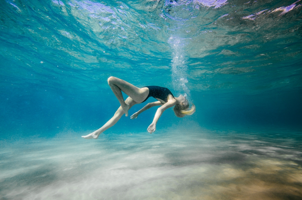 Картинки под. Девушка под водой. Девушка под водой ныряет. Девушка плавает в море. Девушка плывет.