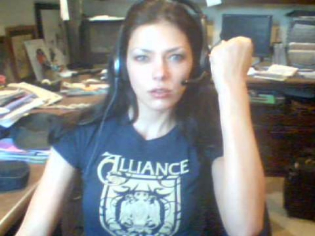 Figures that Adrianne Curry would play with the Alliance.  HORDE all the way.