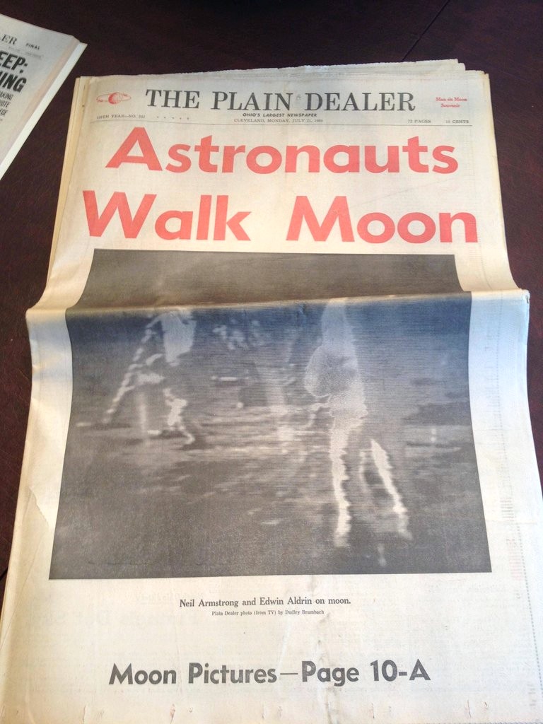 book - Er Cep Ing Ne Cho'S Laroest Newspa The Plain Dealer Astronauts Walk Moon Neil Armstrong and Edwin Aldrin on moon. Mala Dealer photo from Tv t Detley Brumhoch Moon Pictures Page 10A