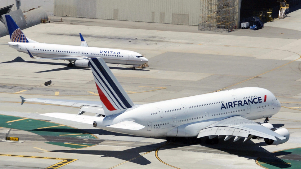 I know that the Airbus A380 is a titan, a winged colossus, the biggest passenger airliner in the world and all that. But this pictured taken at LAXâ€”showing an Air France A380 taxiing by a Boeing 737-900â€”really shows its flabbergasting dimensions.