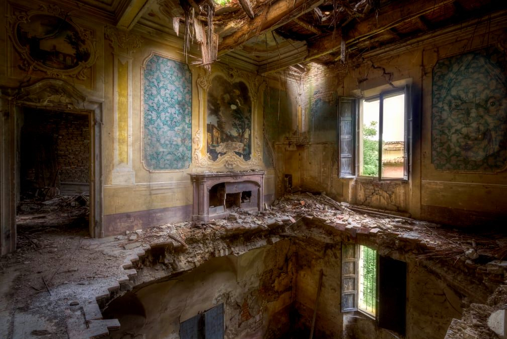 26 Ghostly Remains of Derelict Places