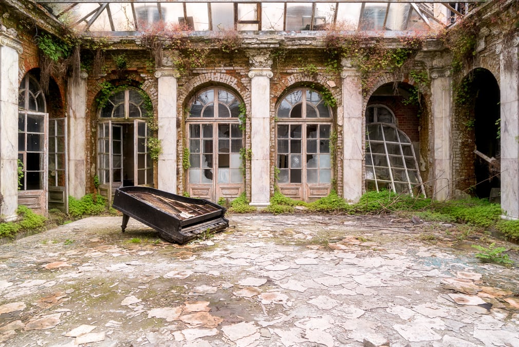 26 Ghostly Remains of Derelict Places