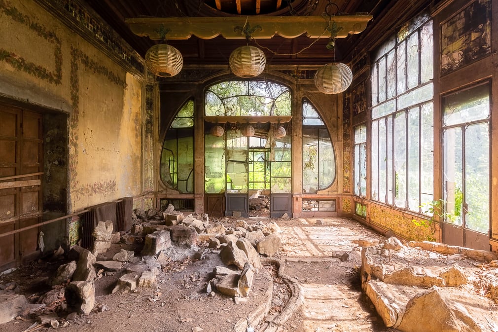 26 Ghostly Remains of Derelict Places