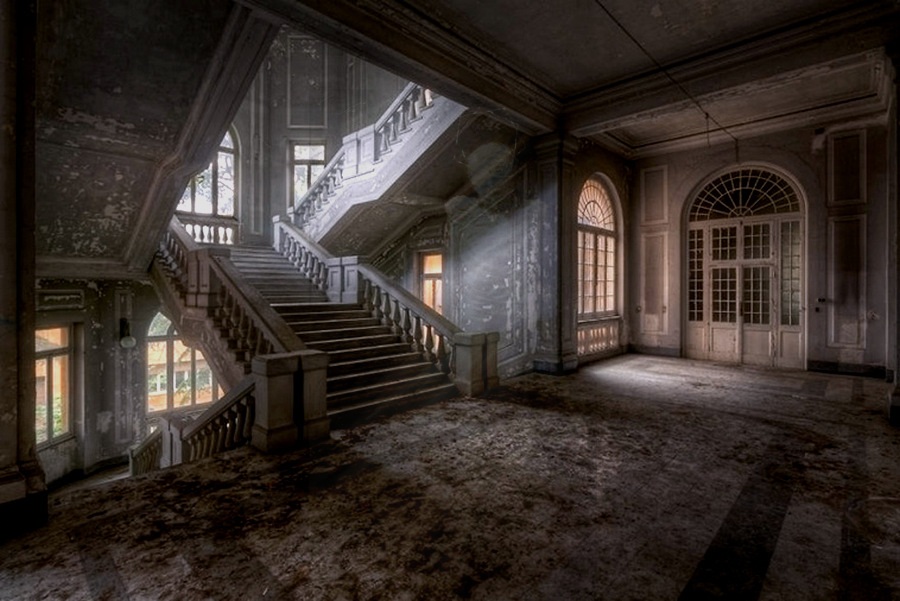 26 Ghostly Remains of Derelict Places