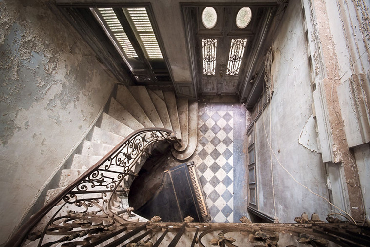 26 Ghostly Remains of Derelict Places