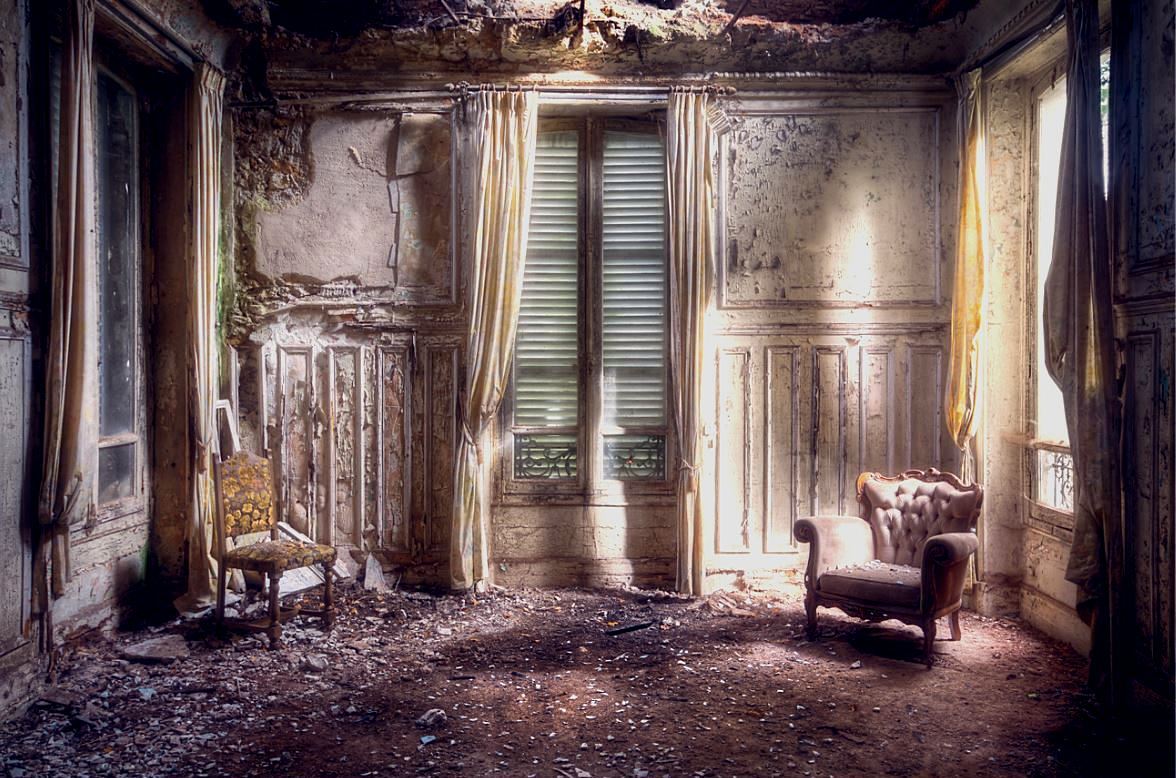 26 Ghostly Remains of Derelict Places