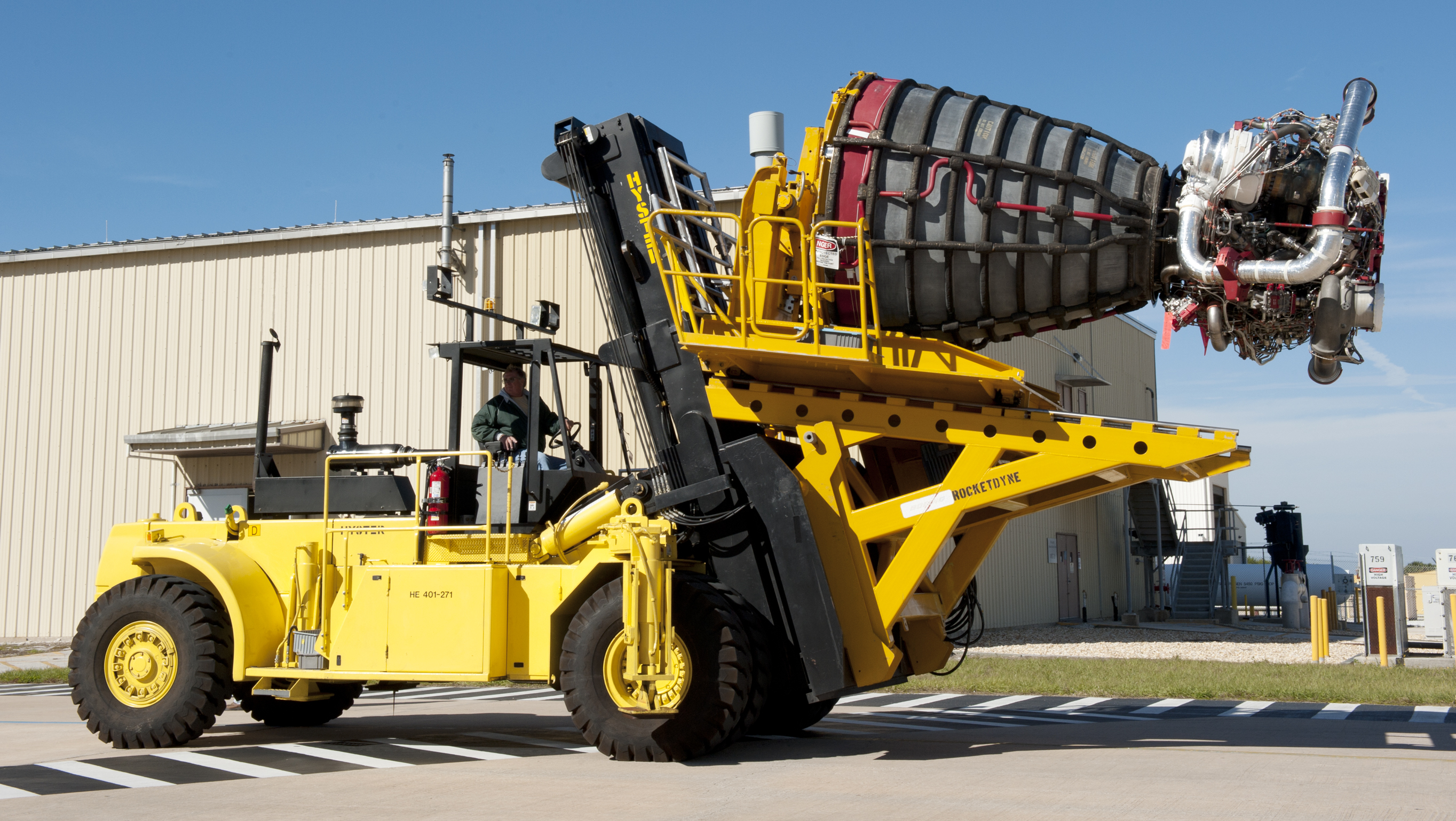 Hyster H550-700 carrying Space Shuttle Main Engine