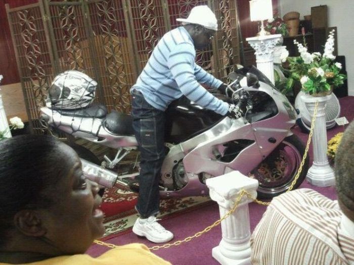 Odd photos made at the funerals