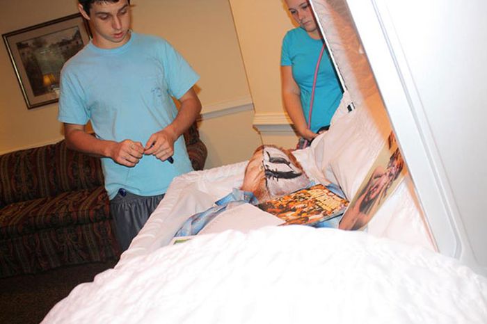 Odd photos made at the funerals