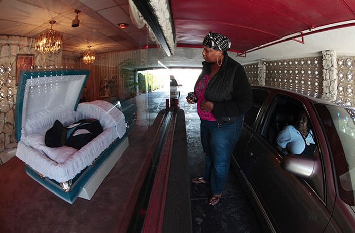 Odd photos made at the funerals