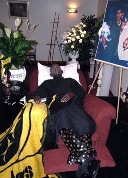 Odd photos made at the funerals