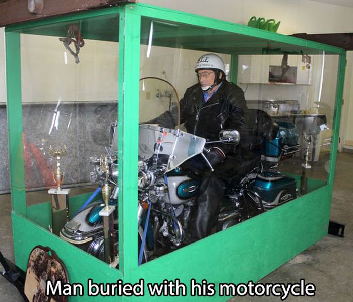 Odd photos made at the funerals