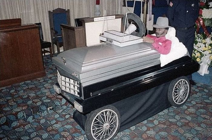 Odd photos made at the funerals