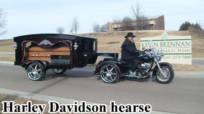 Odd photos made at the funerals