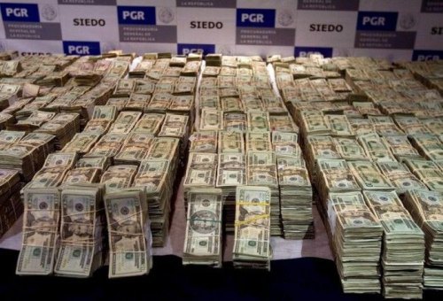 Mexican drug lords home gets raided. Cash everywhere