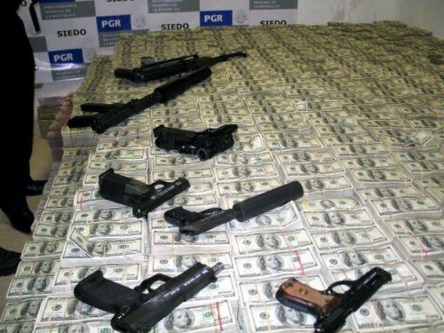 Mexican drug lords home gets raided. Cash everywhere