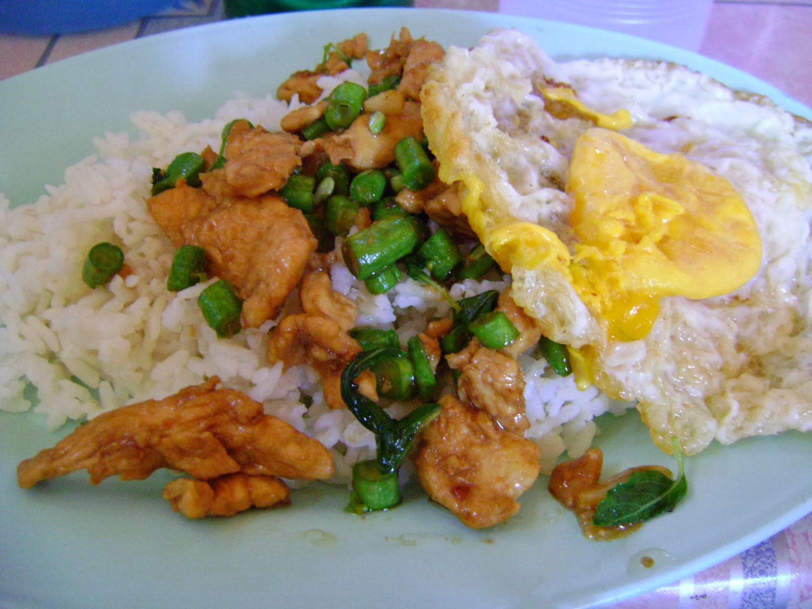Country: Thailand. Contents: It is white rice, chicken, green beans and a fried egg.