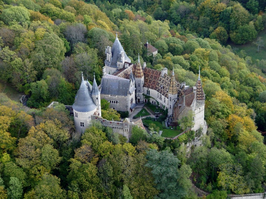 Chteau de la Rochepot, FranceOn a rocky peak stands this enchanting castle. Since the 13th century, it has been home to Lords and Knights. During the French Revolution, the castle was almost entirely destroyed but it has since been carefully restored.