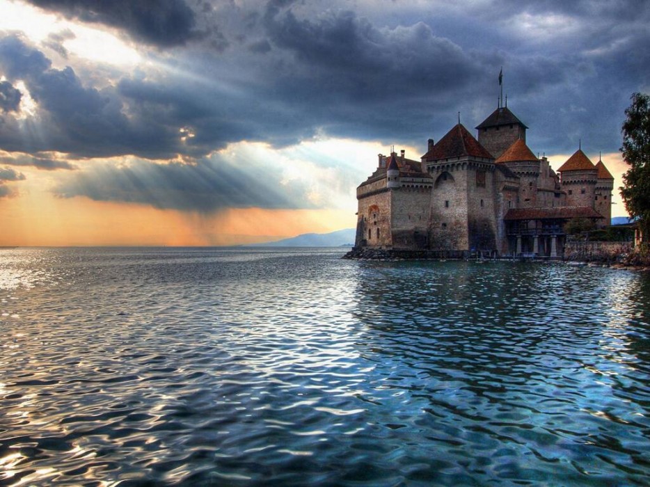 Chteau de Chillon, SwitzerlandChteau de Chillon is an island castle on the shore of the magnificent Lake Geneva. It consists of 100 independent buildings that were gradually connected to become one patchwork castle, the earliest buildings date back as far as 1005.
