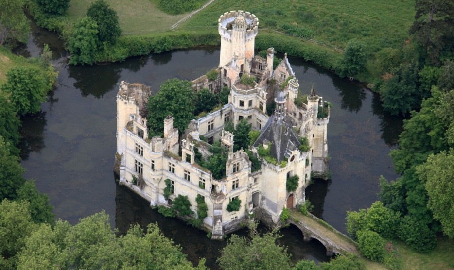 Chteau de la Mothe-Chandeniers, FranceThis mighty stronghold dates back to the 13th century and was captured twice by the English before being destroyed in the French Revolution. A businessman returned the castle to its former glory in the 1800s.