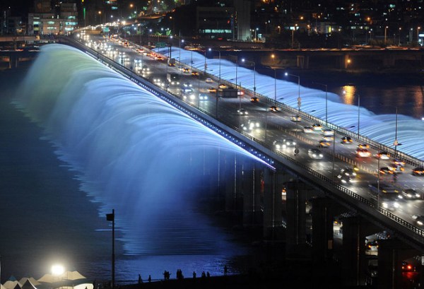 This aquatic vision is the Banpo Bridge in Seoul, South Korea