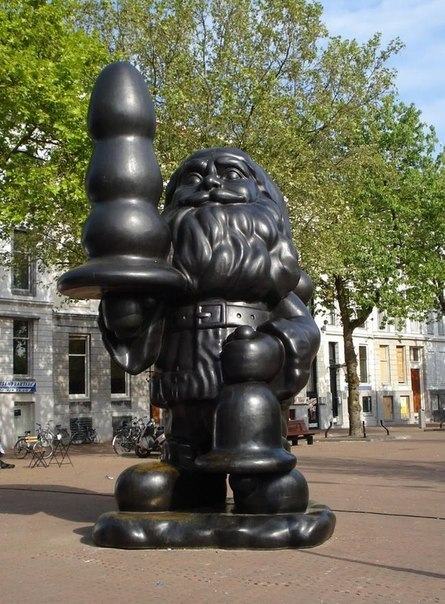 22 Weird Statues That Actually Exist