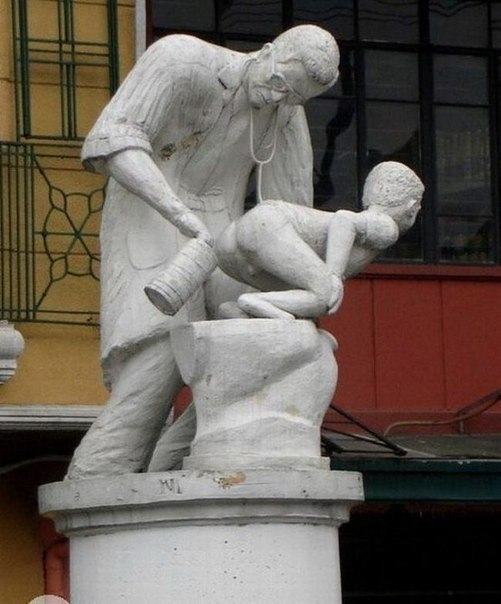 22 Weird Statues That Actually Exist